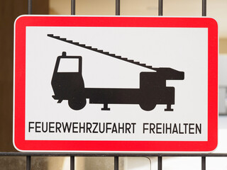 Warnschild Feuerwehrzufahrt freihalten