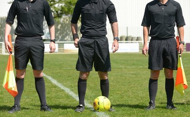 les trois arbitres au football