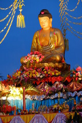 Obraz premium Golden buddha statue in vaisak celebration