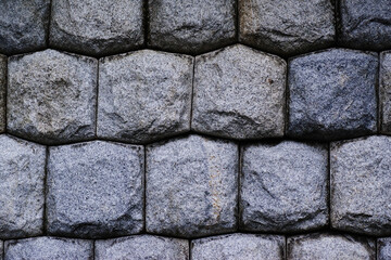 東京の赤坂6丁目の美しい石垣と雨の街