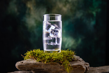 eiskaltes Wasser im Glas mit Eiswürfel