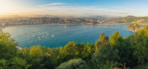 Naklejka premium Sunrise panoramic view of San Sebastian or Donostia with beach La Concha, Basque country, Spain