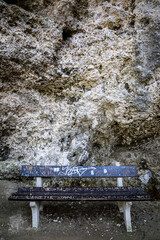 Graffiti-Bank am Wanderweg