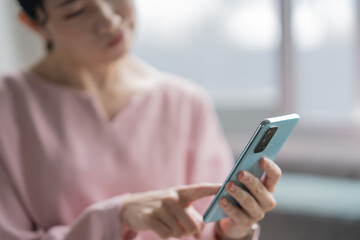 悩む女性のイメージ　スマートフォン