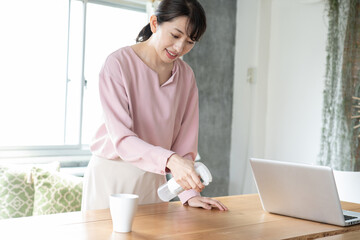 掃除をする女性