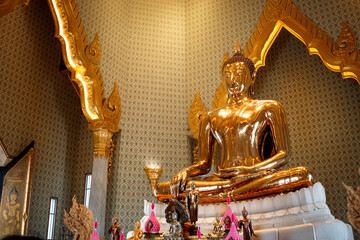 Gran buda dorado en templo budista, de Bangkok