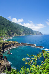 Obraz premium Praia da laje (praia da Jamaica ) beach with black sand, Seixal coast, Madeira island