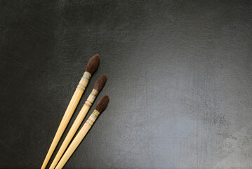 Pinceaux à aquarelle sur planche noire