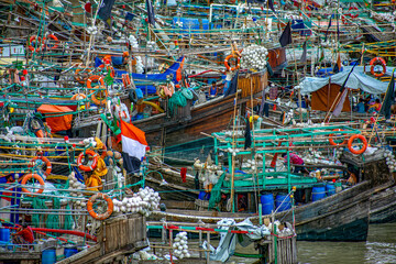 Fototapeta na wymiar Fishing boats are arranged in river shore