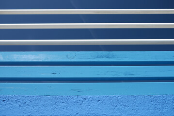 Rambarde et ombre sur fond mur bleu