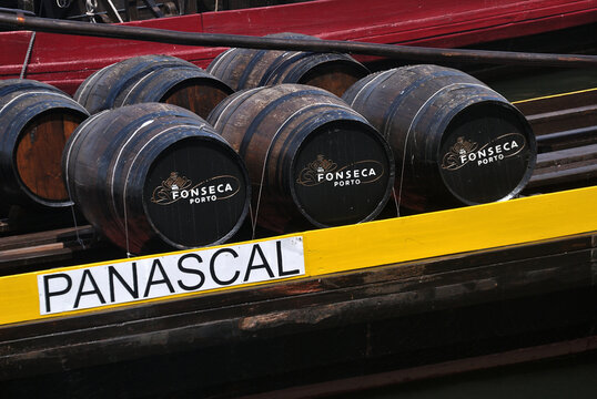 Interior de barco rabelo hist&oacute;rico de nome Panascal com pipos de vinhos do porto da marca Fonseca, transporte de vinho na regi&atilde;o do Douro Portugu&ecirc;s 