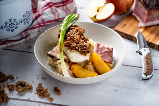 Kabeljau mit Schwarzbrotkruste, Speck und Apfelsauerkraut