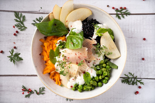 Poke Bowl mit R&auml;ucherforelle und Meerrettichcreme