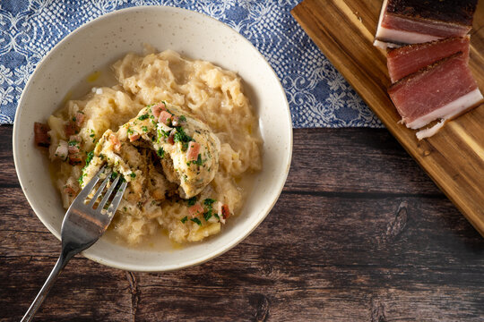Semmelkn&ouml;del mit Speck und Sauerkraut