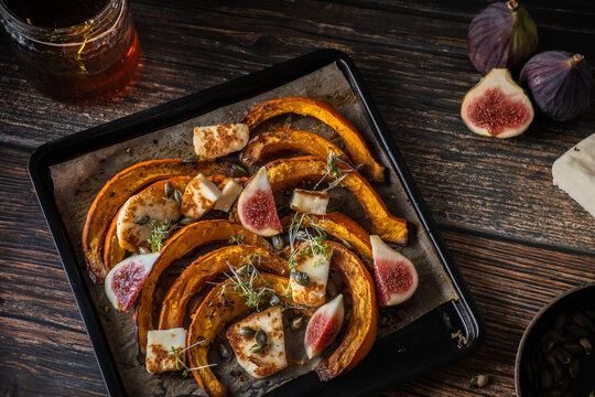 K&uuml;rbis mit Feige, Ziegenk&auml;se und Honig