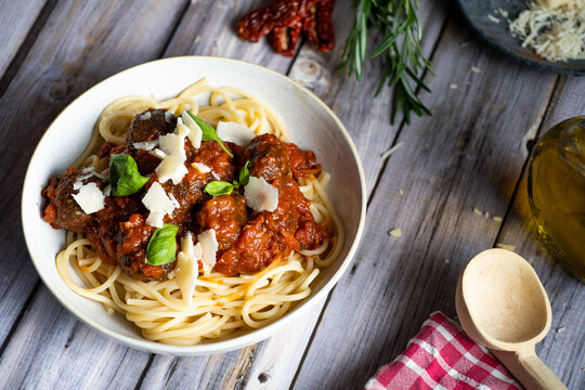 Vegane Polpette al Sugo mit Spaghetti