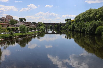 Fototapeta na wymiar Les rives de la rivière Vienne, ville de Limoges, département de la Haute Vienne, France