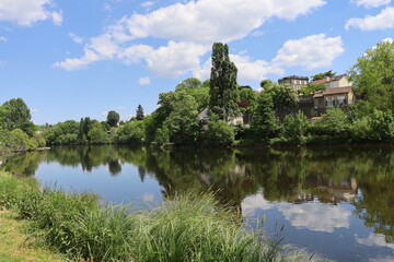 Fototapeta na wymiar Les rives de la rivière Vienne, ville de Limoges, département de la Haute Vienne, France