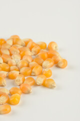 Maíz para palomitas sobre fondo blanco