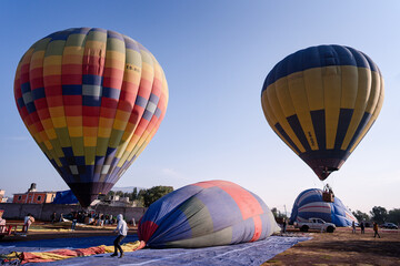 balloon flight in teotihuacan mexico, .preparation of hot air balloons to fly