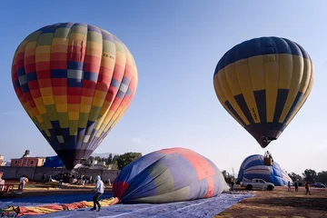  balloon flight in teotihuacan mexico, .preparation of hot air balloons to fly © Wil.Amaya