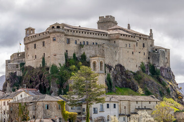 Fototapeta na wymiar Bardi Castle dominates the village of the same name in the province of Parma, Italy