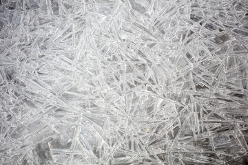 겨우내 얼었다 녹았다 다져진 기하학적 무늬의 얼음