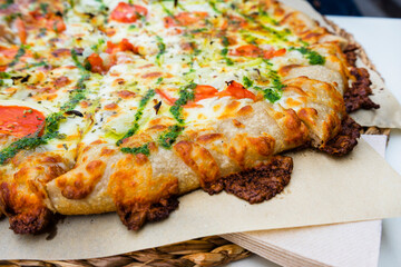 Pizza vegetal sobre mesa con servilletas