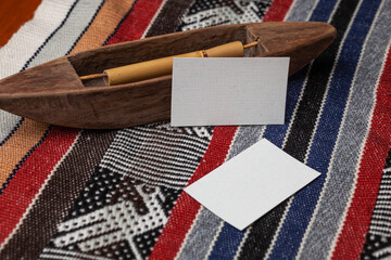 Tarjetas de papel sobre tejido artesanal andino