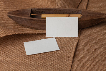 Tarjetas de papel con textura sobre tejido con fibras naturales