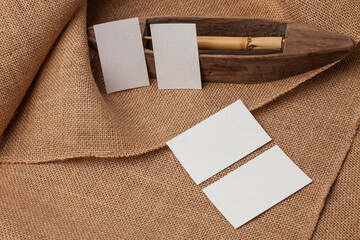 Tarjetas de papel con textura sobre tejido con fibras naturales