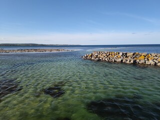 Ostseeküste mit Buhnen auf Bornholm
