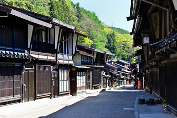 朝の陽ざしを浴びた中山道・木曽路・奈良井宿
