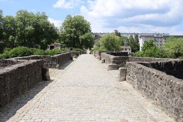 Le pont Saint Etienne, pont en pierre sur la rivière Vienne, ville de Limoges, département de la...