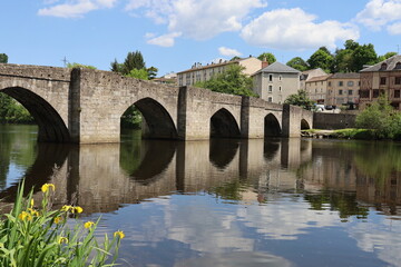 Le pont Saint Etienne, pont en pierre sur la rivière Vienne, ville de Limoges, département de la Haute Vienne, France - obrazy, fototapety, plakaty