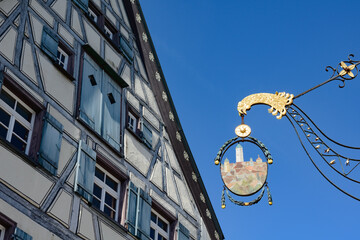 Historischer Ausleger mit Stadtansicht, blaues Fachwerk, Wangen im Allgäu