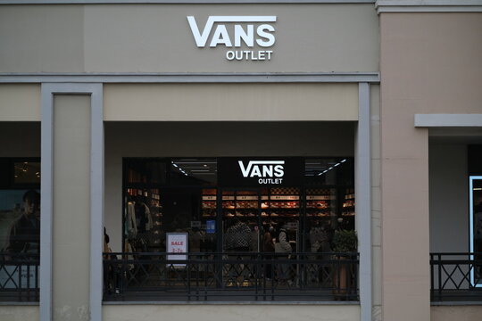 bay plaza mall vans store