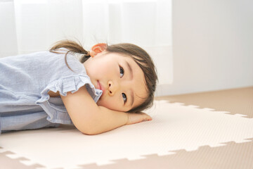 子供　女の子　遊び疲れる