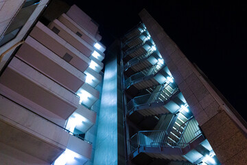 夜のライトアップされたマンションの外観