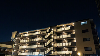 Fototapeta na wymiar 夜のライトアップされたマンションの外観