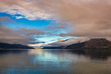 Obraz premium Stunning sky and cloudscape over Lake Wakatipu taken from the beach at Jacks Point