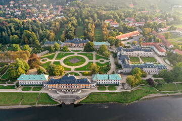 Schloss und barocken Schlossgarten mit Springbrunnen und Pavillon, Blick von der Elbe auf die...