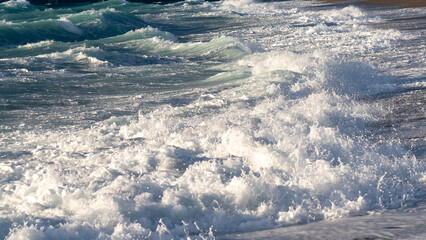 Sea ​​wave hitting the beach.