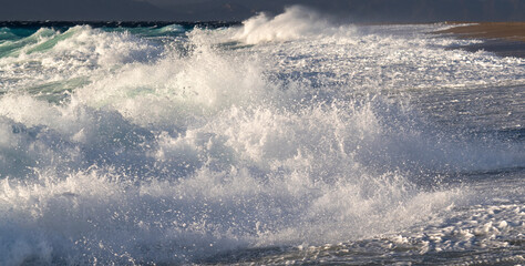 Sea ​​wave hitting the beach.