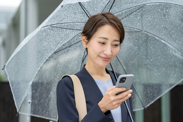 女性・雨・傘