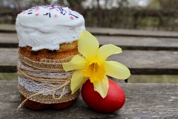 Fototapeta na wymiar Easter cake, Easter egg and yellow flower