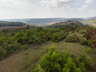 Vue  aérienne du village de Saint-Romain. Vue aérienne d'un chemin dans la forêt et d'un paysage de collines et de forêts.