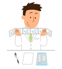 薬の監査をする薬剤師の男性1