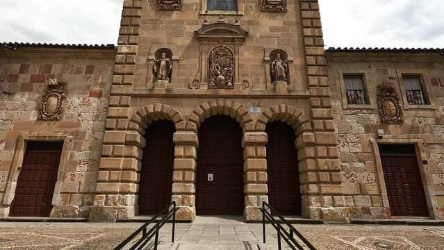 Iglesia de San Pablo de Salamanca, templo barroco del siglo XVII hist&oacute;ricamente vinculado a la orden trinitaria