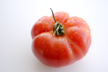 Tomate fraîche - gouttes d'eau sur le fruit